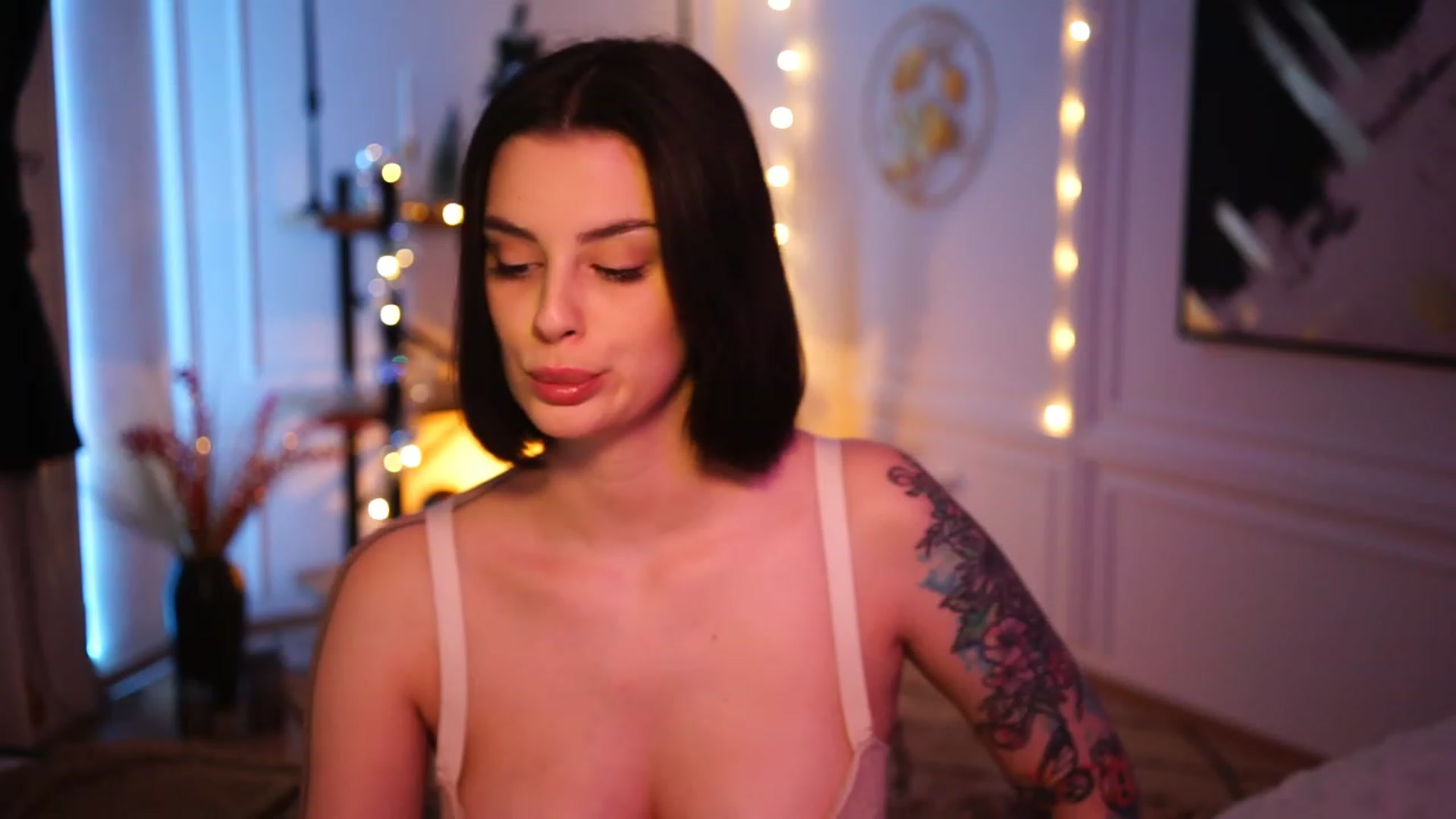 Gallery image thumbnail from lucynutty's myfreecams stream on, 12/03/2022, 19:35 image 7 of 20