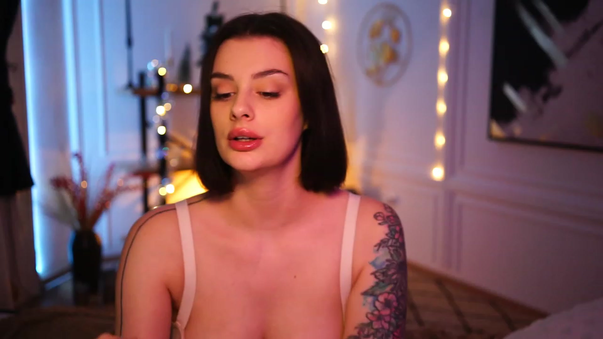 Gallery image thumbnail from lucynutty's myfreecams stream on, 12/03/2022, 19:35 image 9 of 20