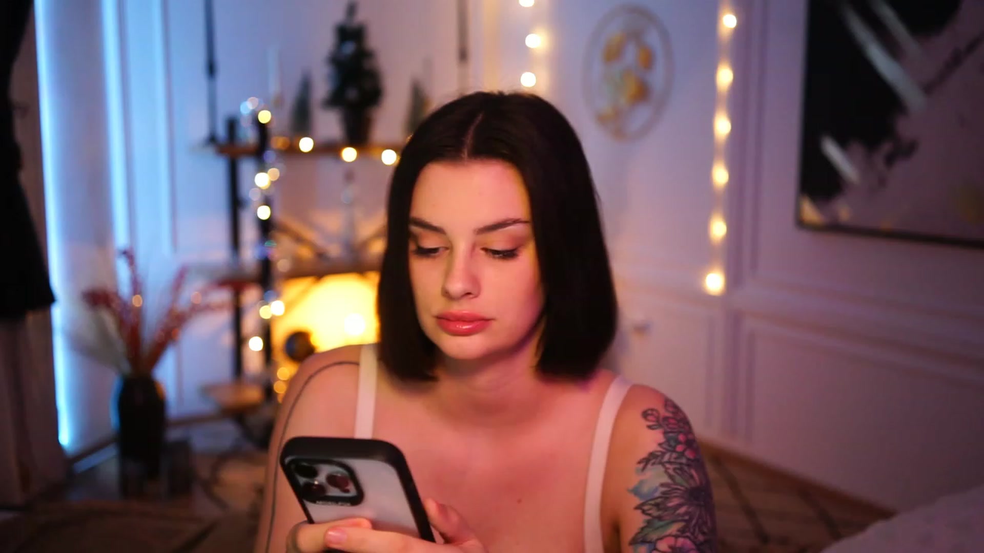 Gallery image thumbnail from lucynutty's myfreecams stream on, 12/03/2022, 19:35 image 14 of 20
