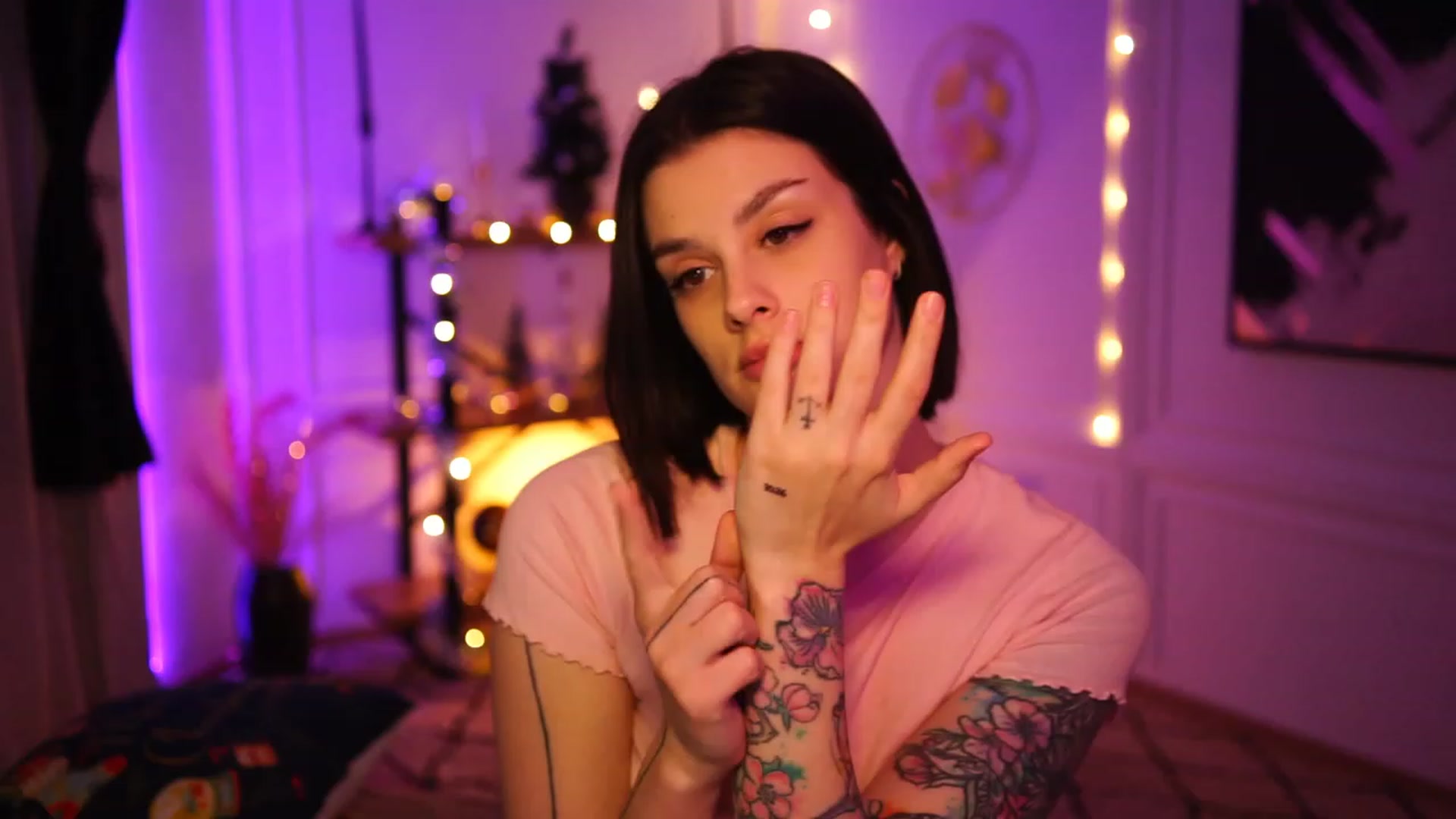 Gallery image thumbnail from lucynutty's myfreecams stream on, 12/10/2022, 14:13 image 10 of 20
