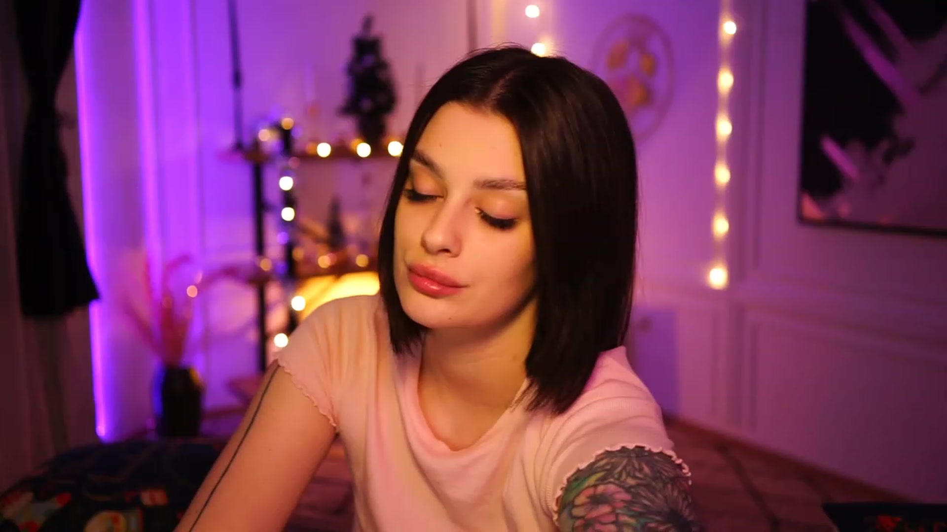 Gallery image thumbnail from lucynutty's myfreecams stream on, 12/10/2022, 15:16 image 6 of 20