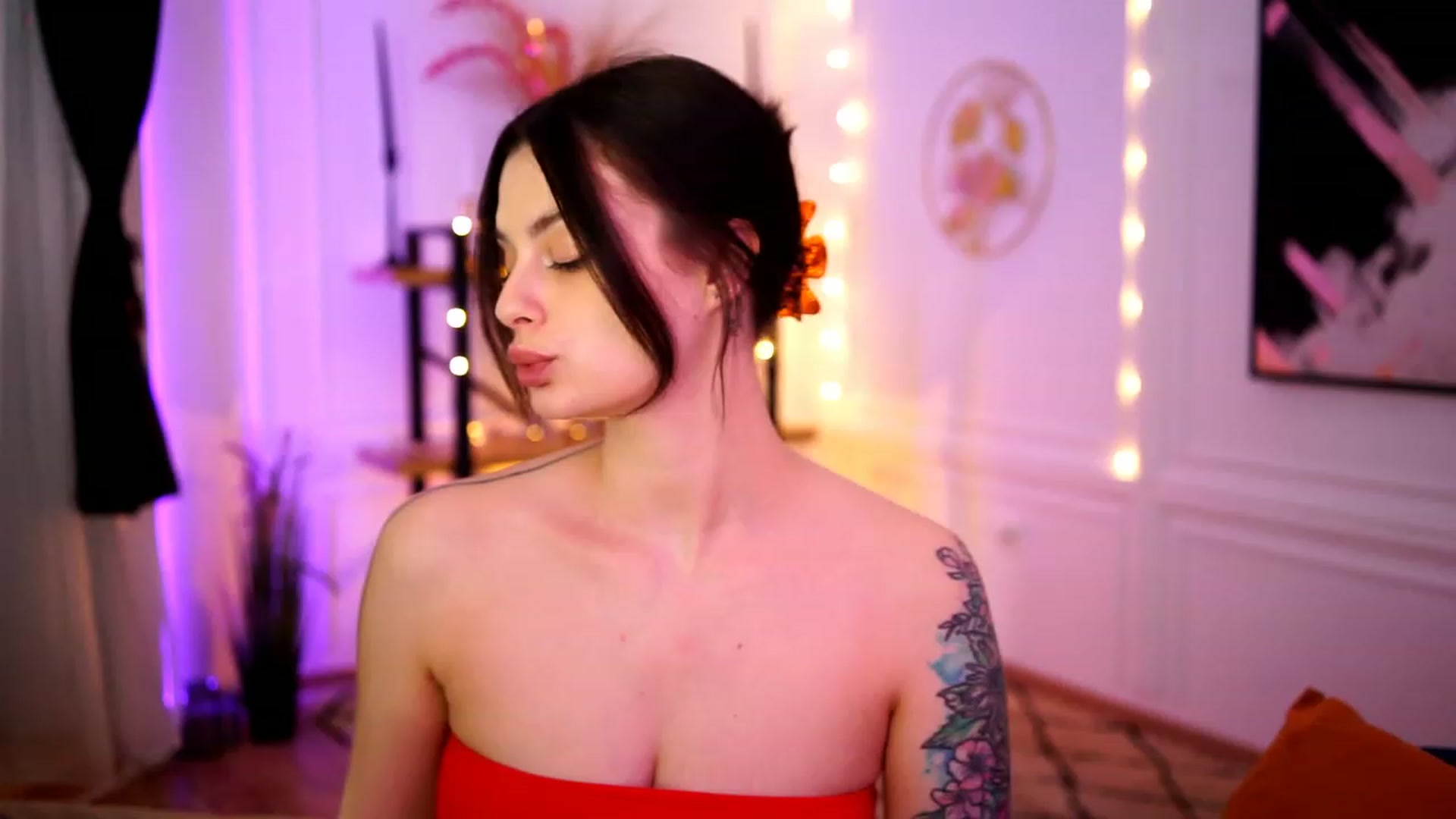 Gallery image thumbnail from lucynutty's myfreecams stream on, 02/24/2023, 12:10 image 10 of 20