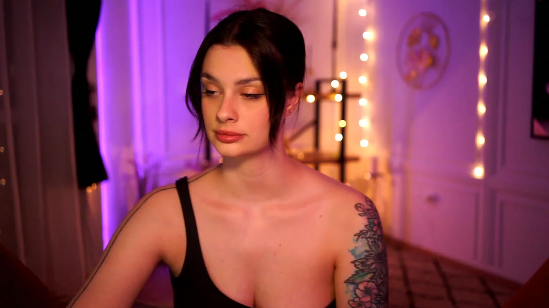 Gallery image thumbnail from lucynutty's myfreecams stream on, 03/10/2023, 15:54 image 5 of 20