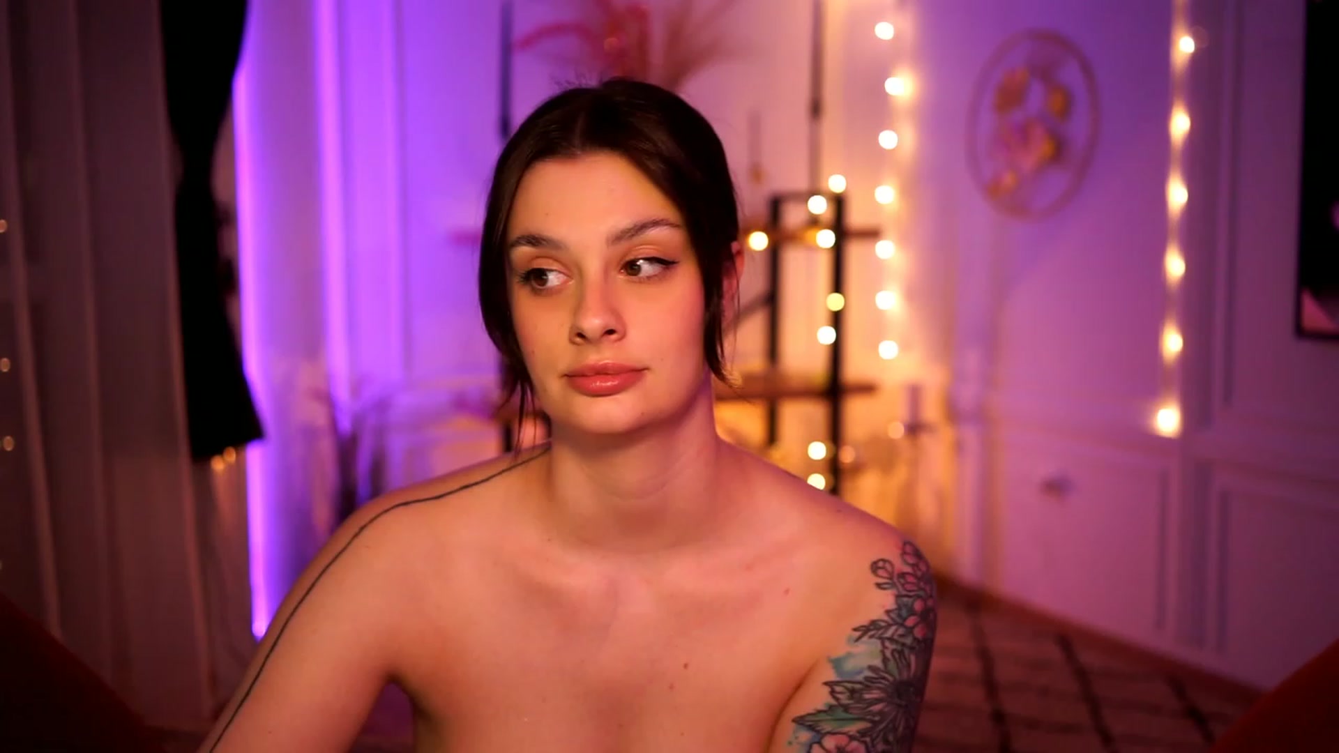 Gallery image thumbnail from lucynutty's myfreecams stream on, 03/10/2023, 17:07 image 10 of 20