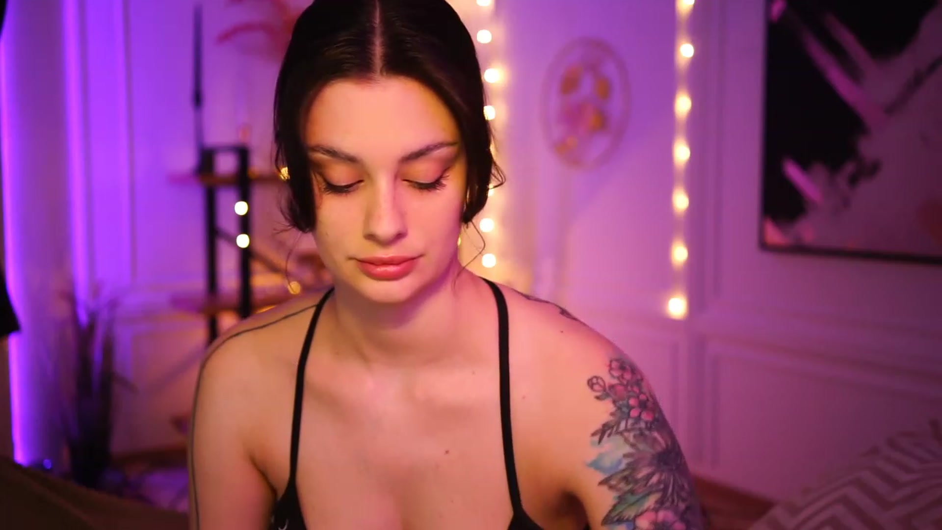 Gallery image thumbnail from lucynutty's myfreecams stream on, 03/16/2023, 12:20 image 7 of 20