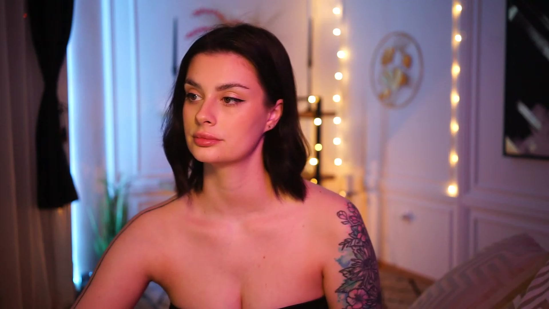 Gallery image thumbnail from lucynutty's myfreecams stream on, 03/19/2023, 14:51 image 19 of 20