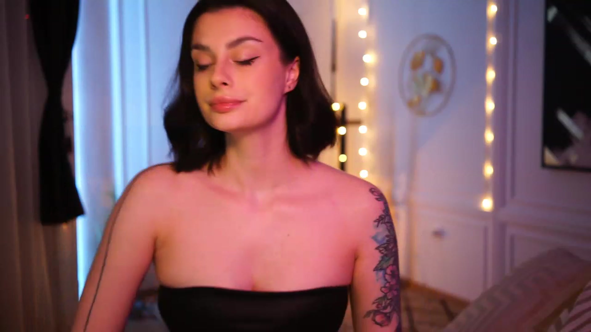 Gallery image thumbnail from lucynutty's myfreecams stream on, 03/19/2023, 14:51 image 9 of 20