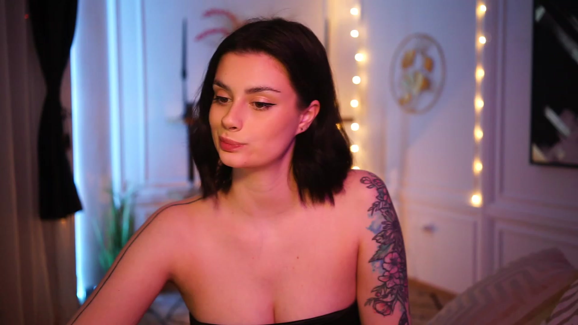 Gallery image thumbnail from lucynutty's myfreecams stream on, 03/19/2023, 15:17 image 10 of 20