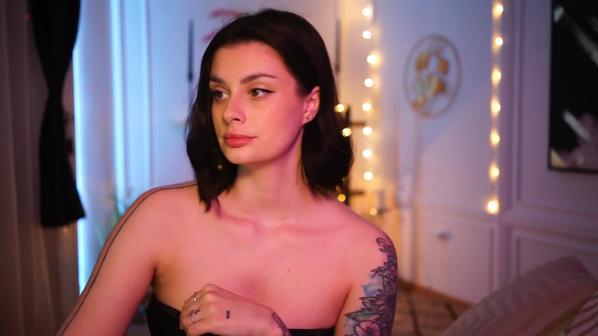 Gallery image thumbnail from lucynutty's myfreecams stream on, 03/19/2023, 15:17 image 12 of 20