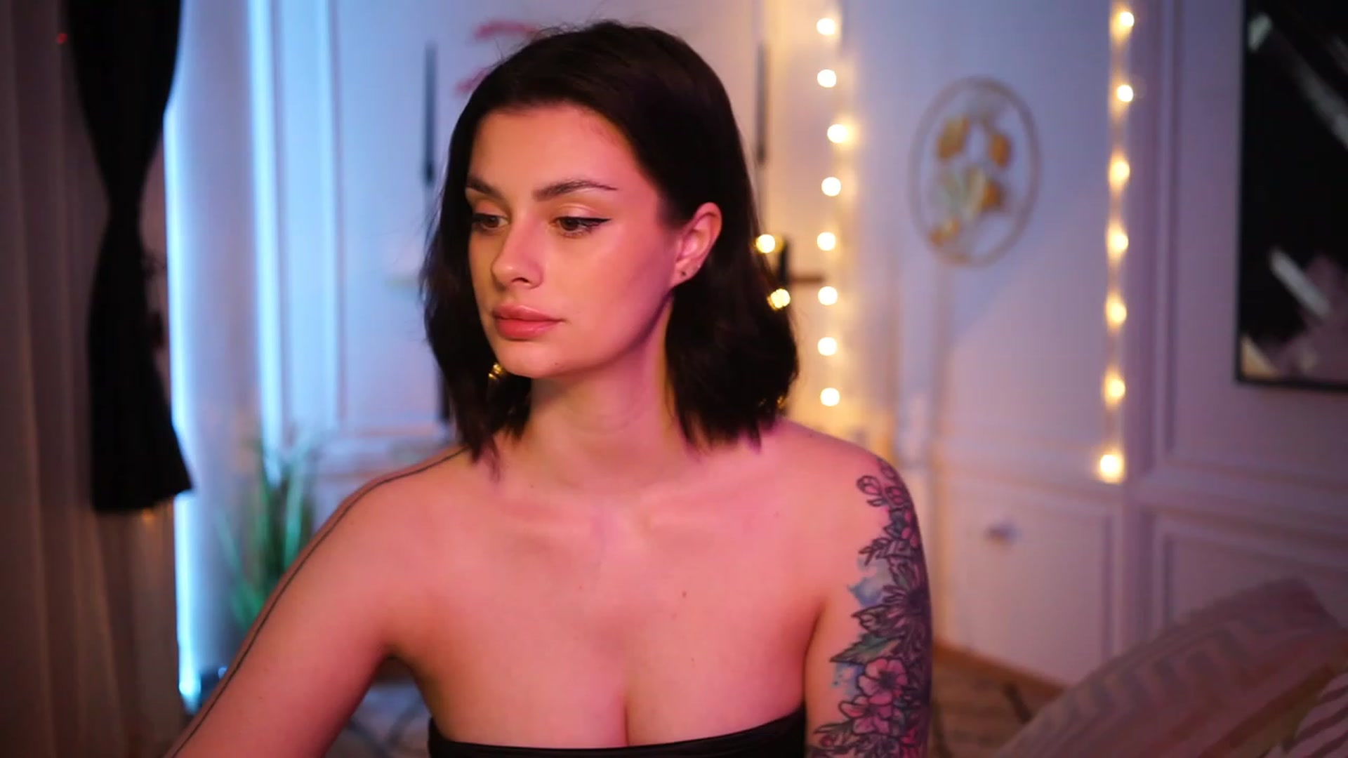 Gallery image thumbnail from lucynutty's myfreecams stream on, 03/19/2023, 15:17 image 8 of 20