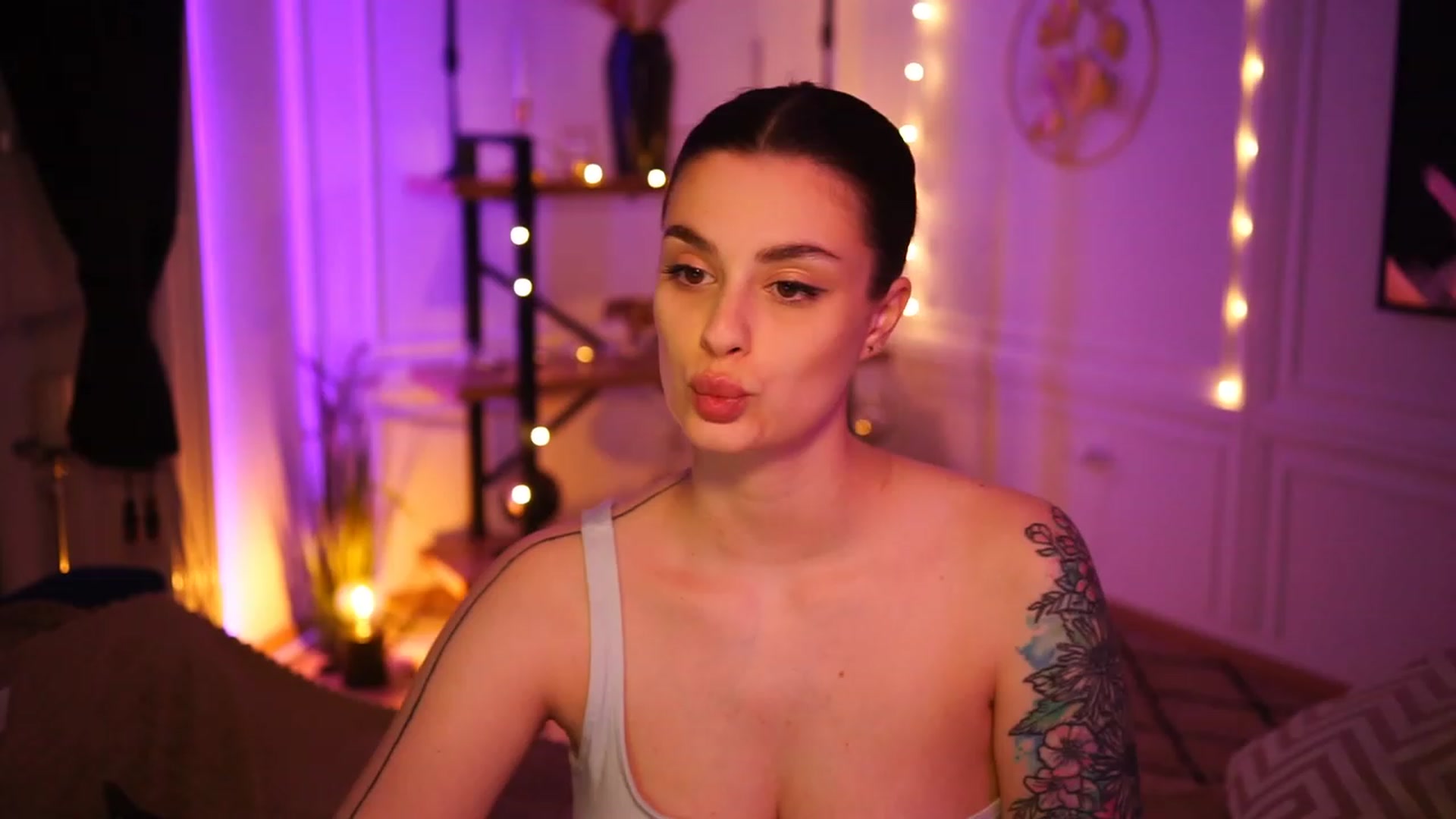 Gallery image thumbnail from lucynutty's myfreecams stream on, 03/22/2023, 18:32 image 1 of 20