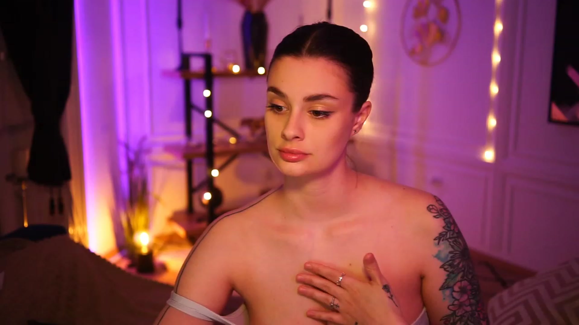 Gallery image thumbnail from lucynutty's myfreecams stream on, 03/22/2023, 18:32 image 3 of 20