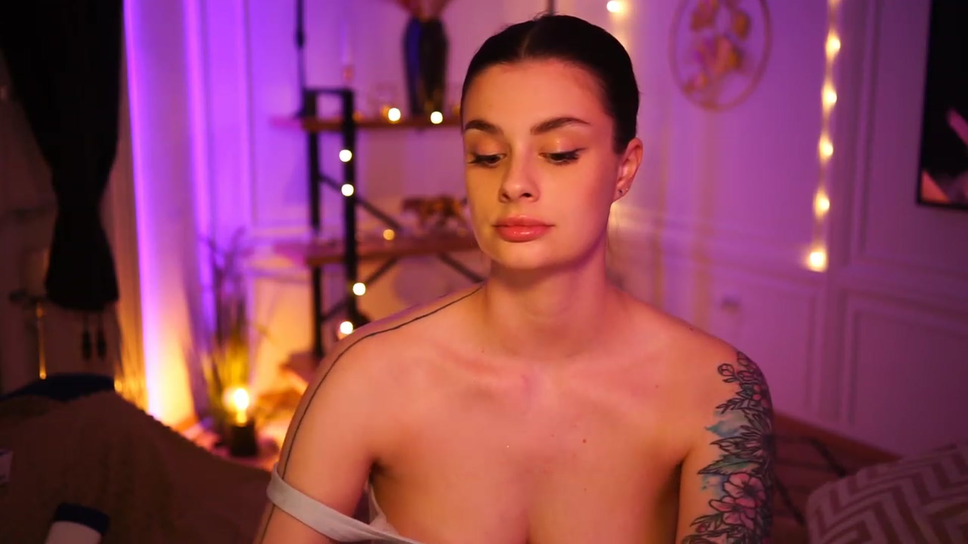 Gallery image thumbnail from lucynutty's myfreecams stream on, 03/22/2023, 20:21 image 20 of 20