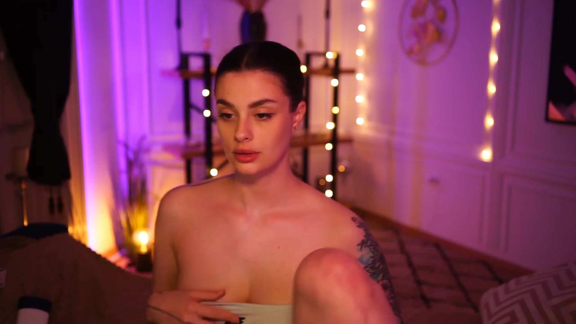 Gallery image thumbnail from lucynutty's myfreecams stream on, 03/22/2023, 20:21 image 14 of 20
