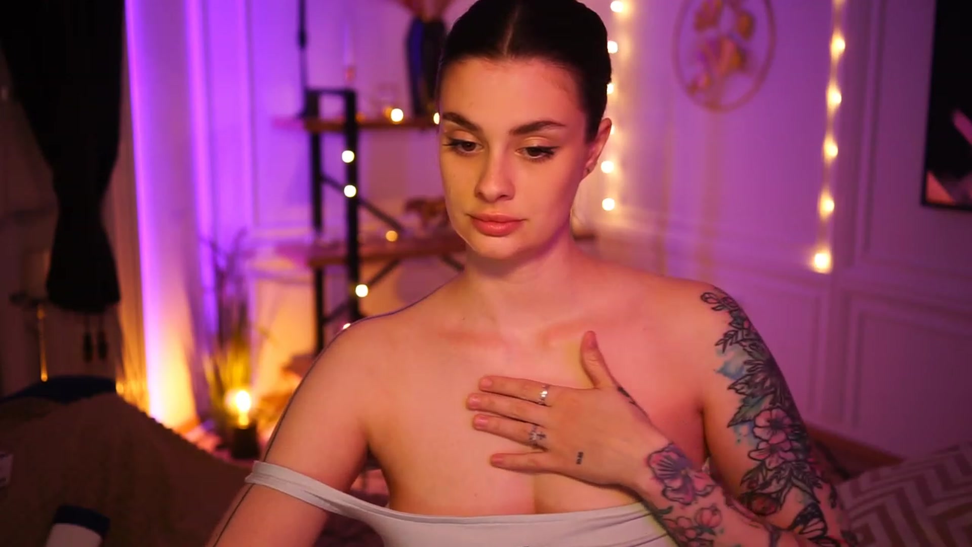 Gallery image thumbnail from lucynutty's myfreecams stream on, 03/22/2023, 20:21 image 17 of 20