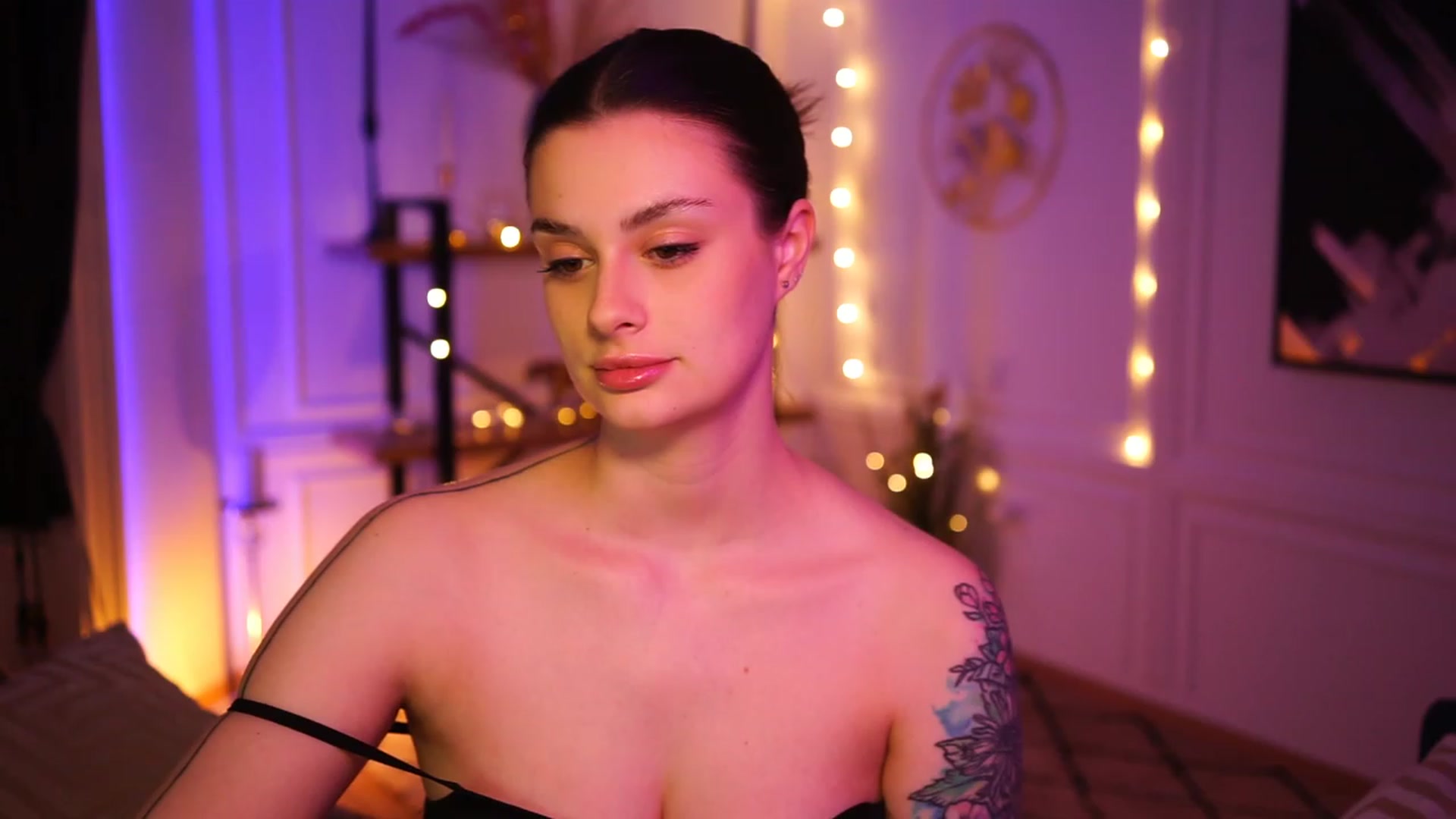 Gallery image thumbnail from lucynutty's myfreecams stream on, 03/28/2023, 17:08 image 8 of 20