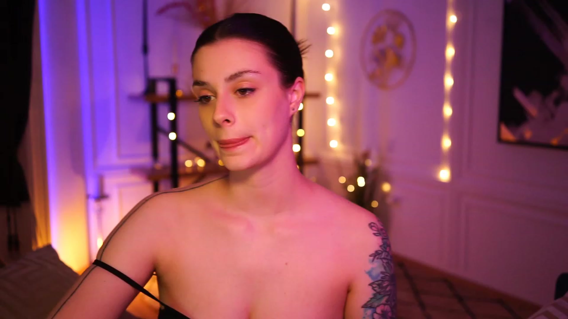 Gallery image thumbnail from lucynutty's myfreecams stream on, 03/28/2023, 17:08 image 17 of 20