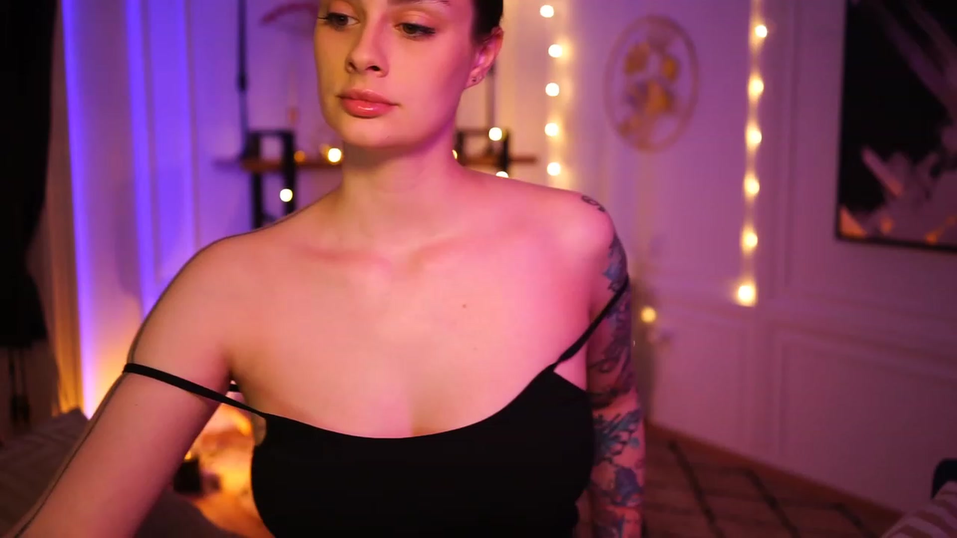 Gallery image thumbnail from lucynutty's myfreecams stream on, 03/28/2023, 17:08 image 3 of 20