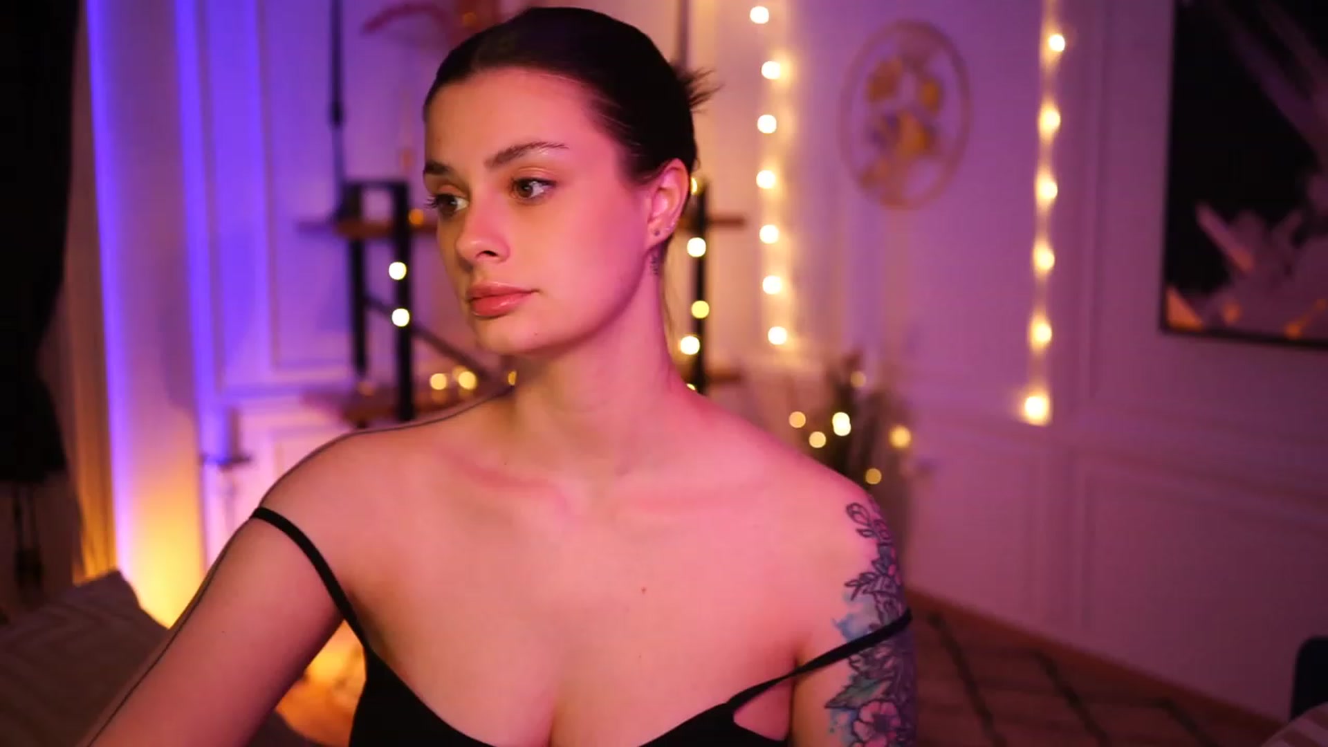 Gallery image thumbnail from lucynutty's myfreecams stream on, 03/28/2023, 17:24 image 18 of 20