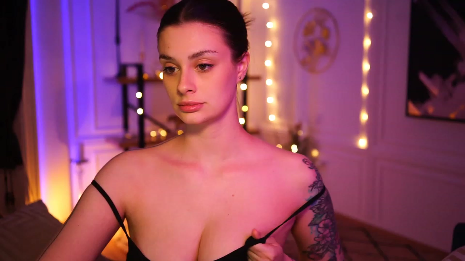 Gallery image thumbnail from lucynutty's myfreecams stream on, 03/28/2023, 17:24 image 16 of 20