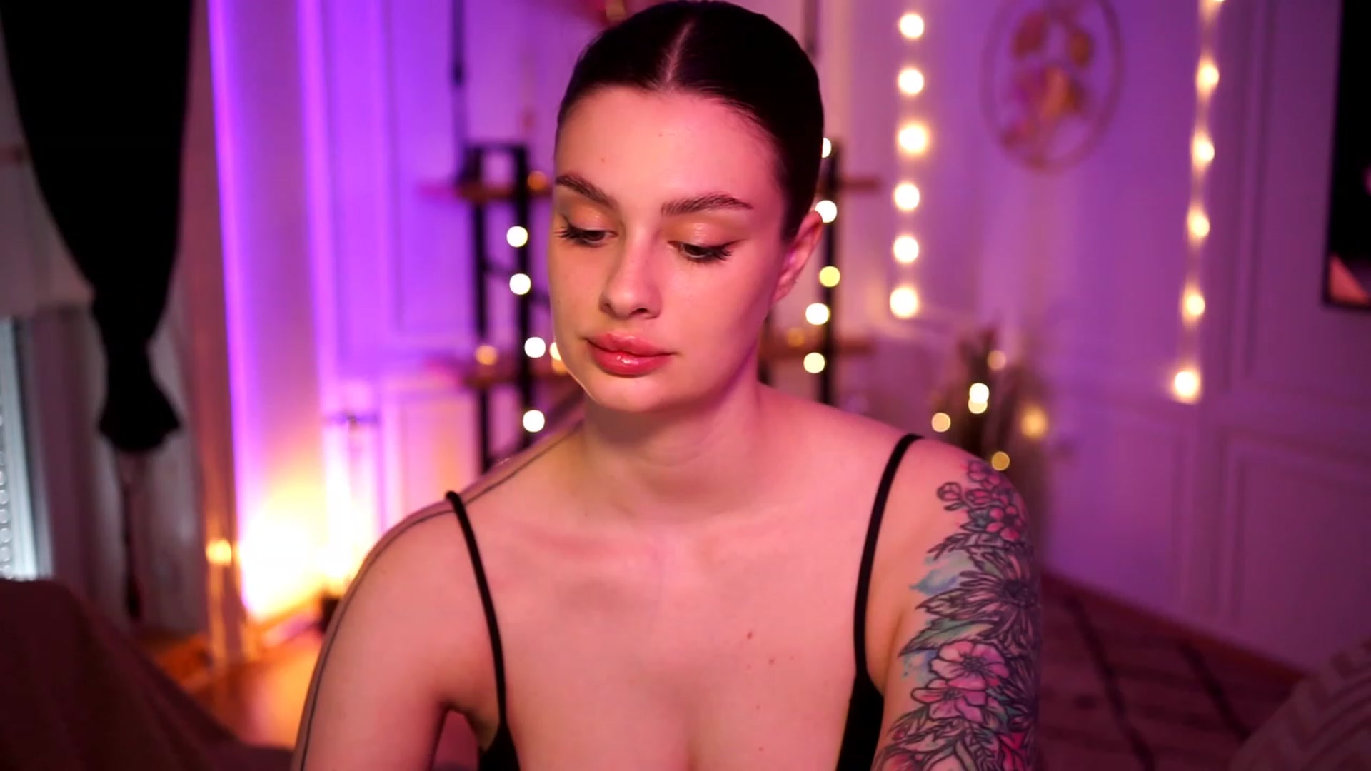 Gallery image thumbnail from lucynutty's myfreecams stream on, 04/16/2023, 10:09 image 3 of 20