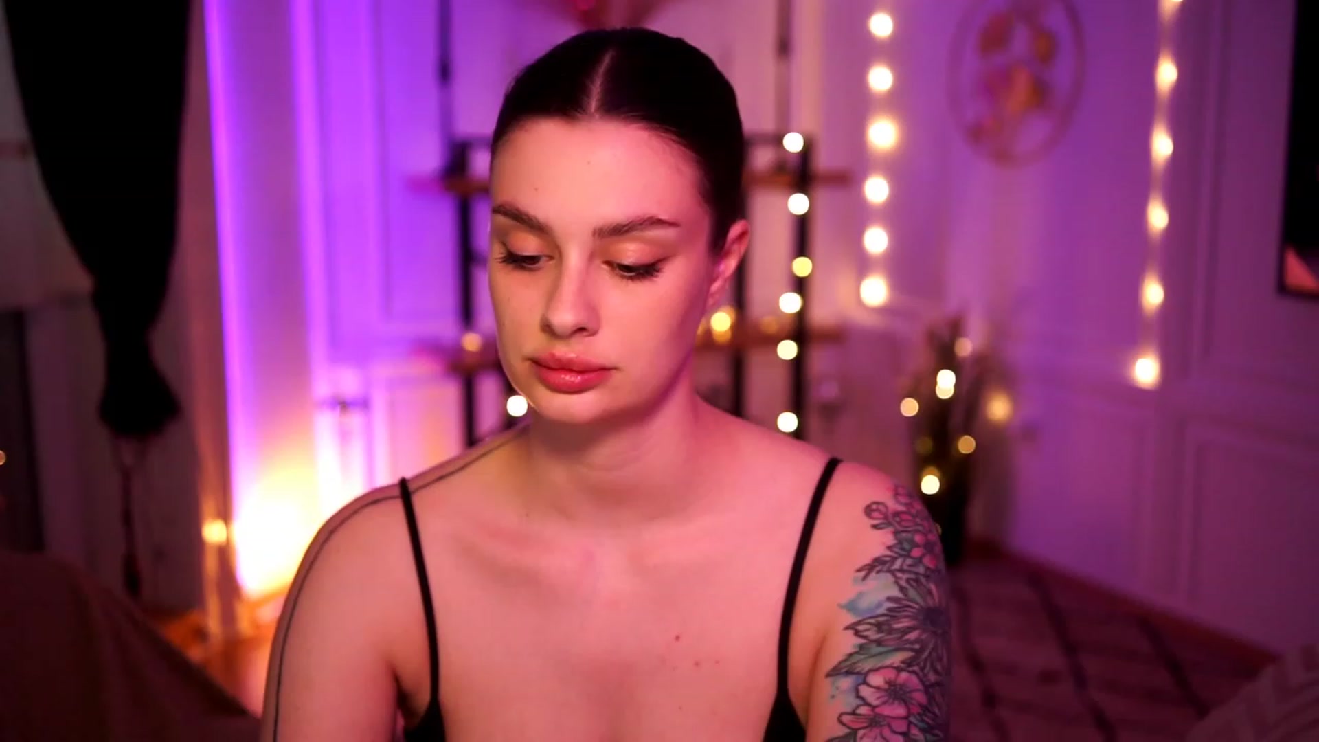 Gallery image thumbnail from lucynutty's myfreecams stream on, 04/16/2023, 10:45 image 6 of 20