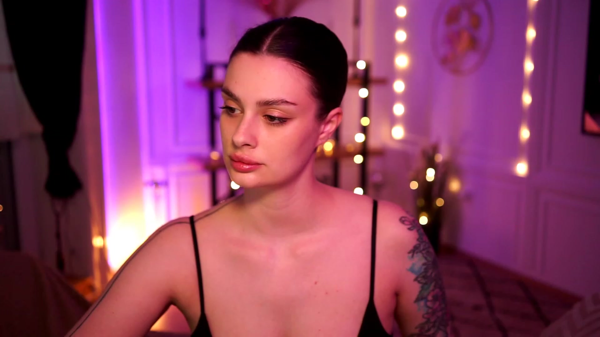 Gallery image thumbnail from lucynutty's myfreecams stream on, 04/16/2023, 10:45 image 14 of 20