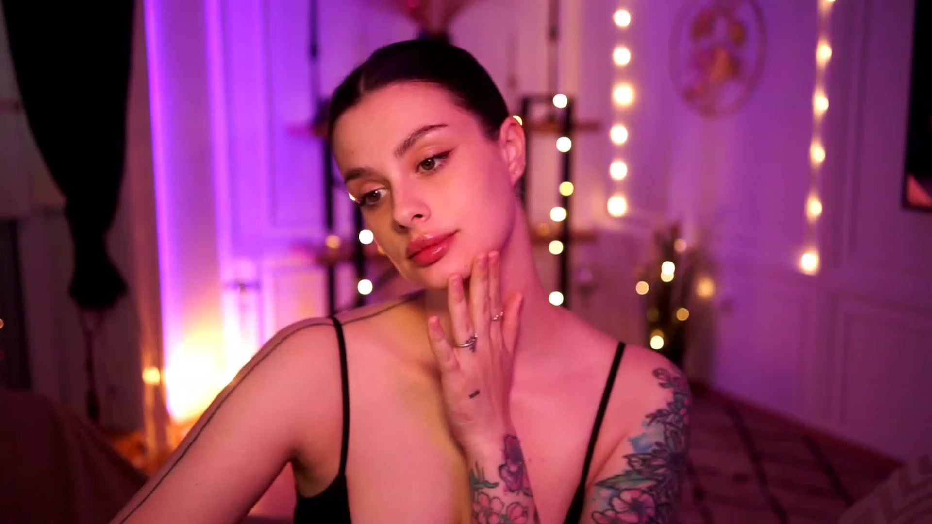 Gallery image thumbnail from lucynutty's myfreecams stream on, 04/16/2023, 10:45 image 3 of 20