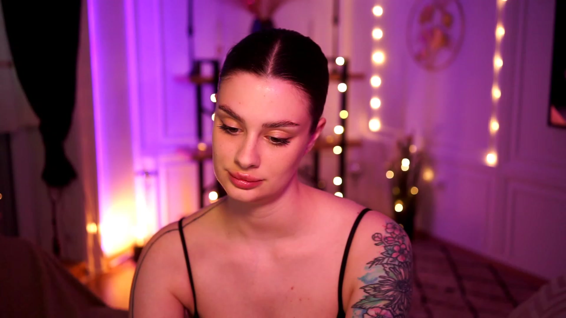 Gallery image thumbnail from lucynutty's myfreecams stream on, 04/16/2023, 10:45 image 10 of 20