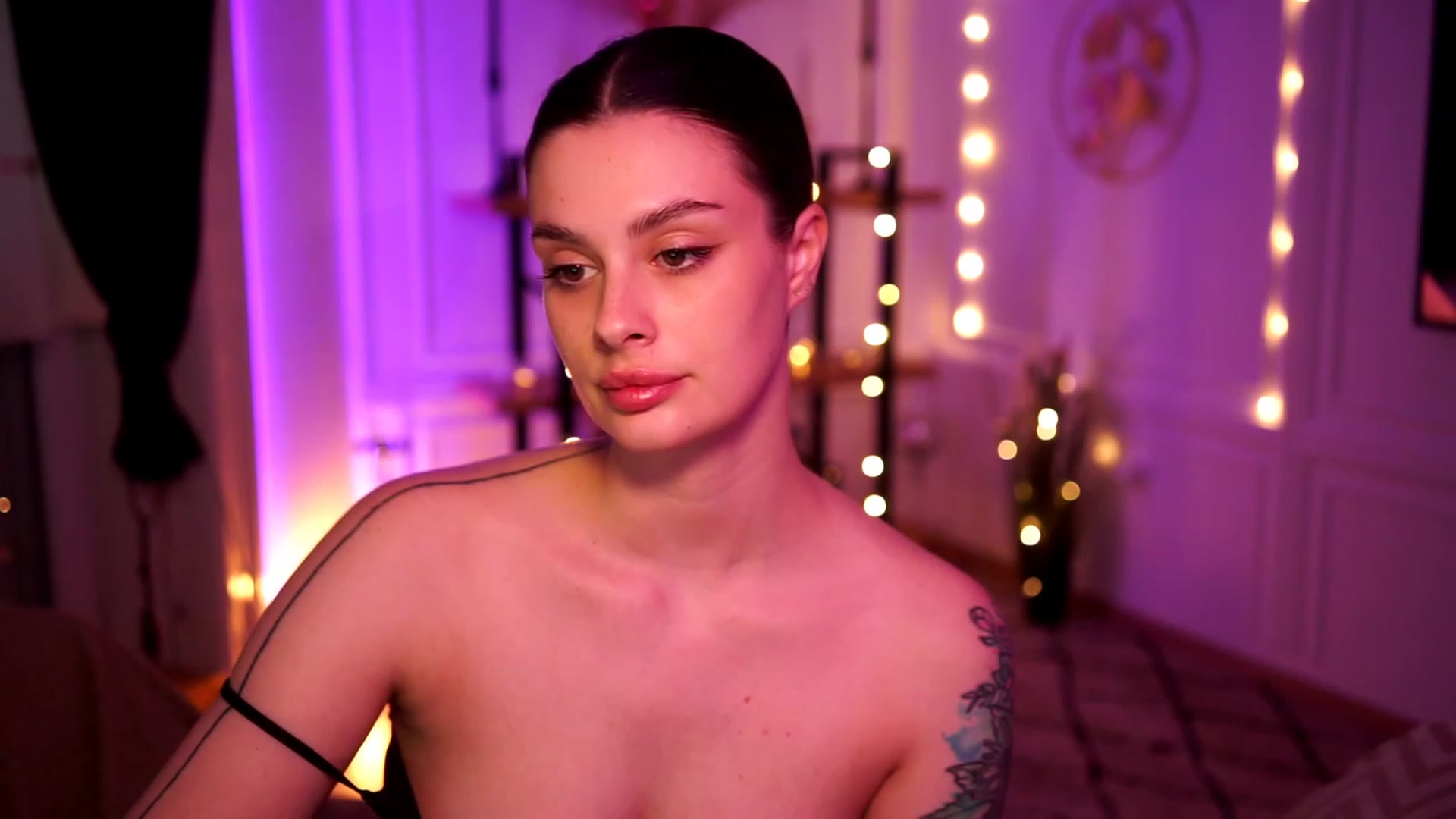 Gallery image thumbnail from lucynutty's myfreecams stream on, 04/16/2023, 13:16 image 16 of 20