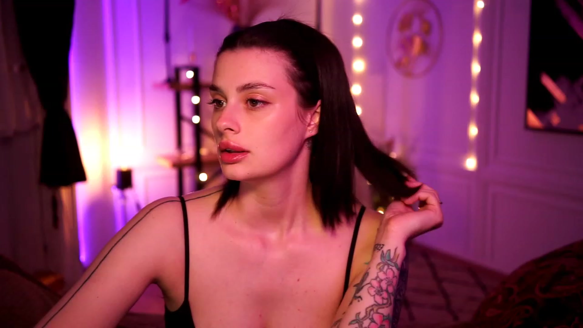 Gallery image thumbnail from lucynutty's myfreecams stream on, 04/25/2023, 18:23 image 17 of 20
