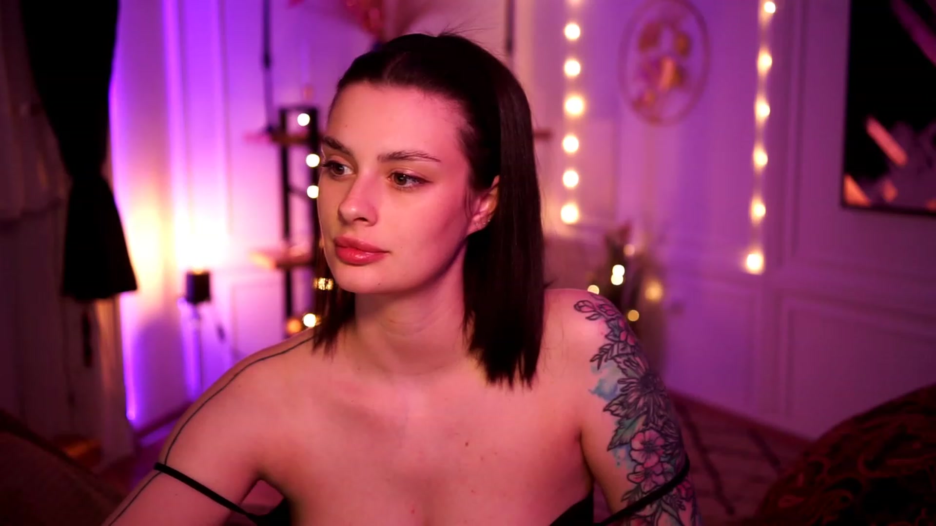 Gallery image thumbnail from lucynutty's myfreecams stream on, 04/25/2023, 18:23 image 4 of 20