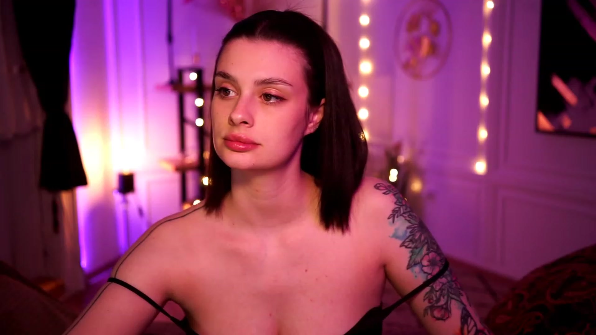 Gallery image thumbnail from lucynutty's myfreecams stream on, 04/25/2023, 18:23 image 3 of 20