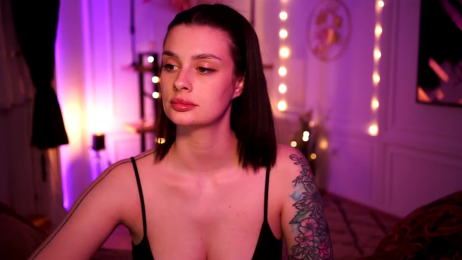 Gallery image thumbnail from lucynutty's myfreecams stream on, 04/25/2023, 18:23 image 15 of 20