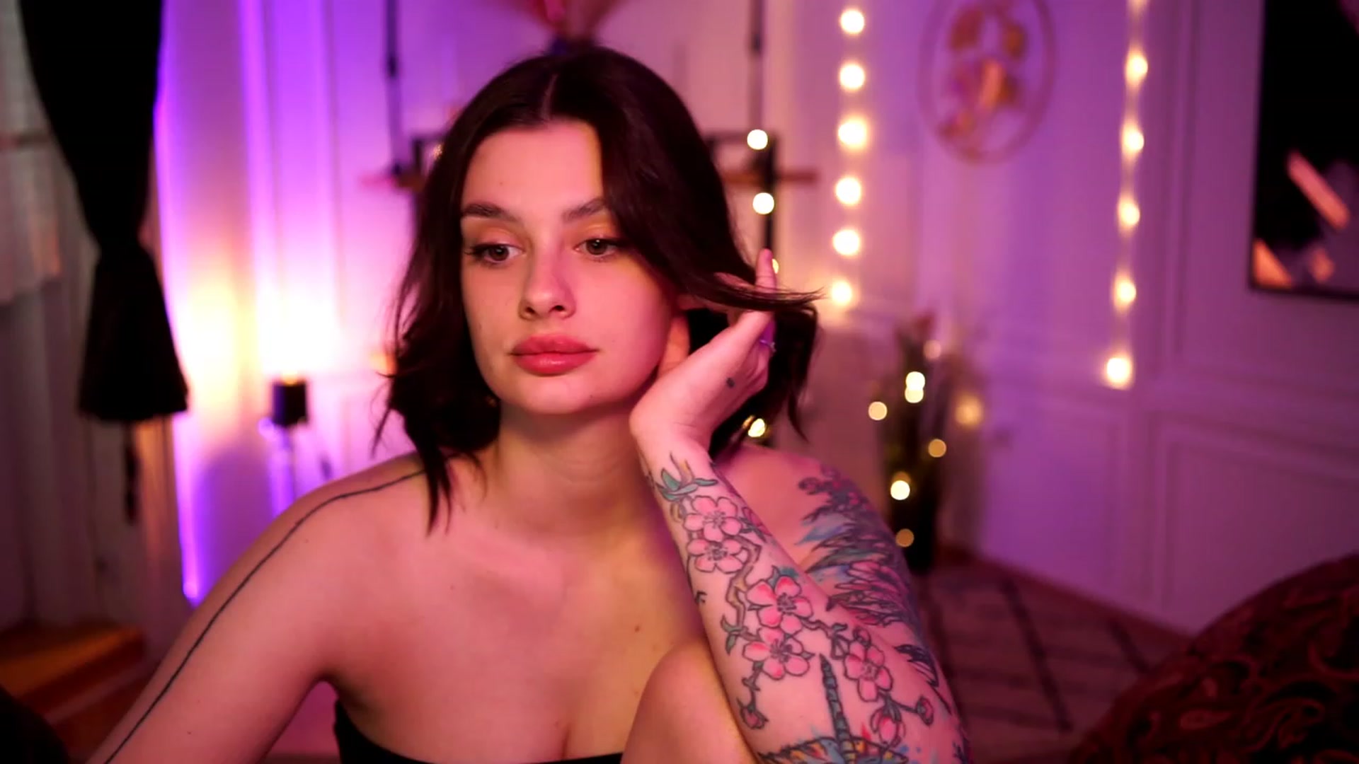 Gallery image thumbnail from lucynutty's myfreecams stream on, 04/27/2023, 17:25 image 8 of 20