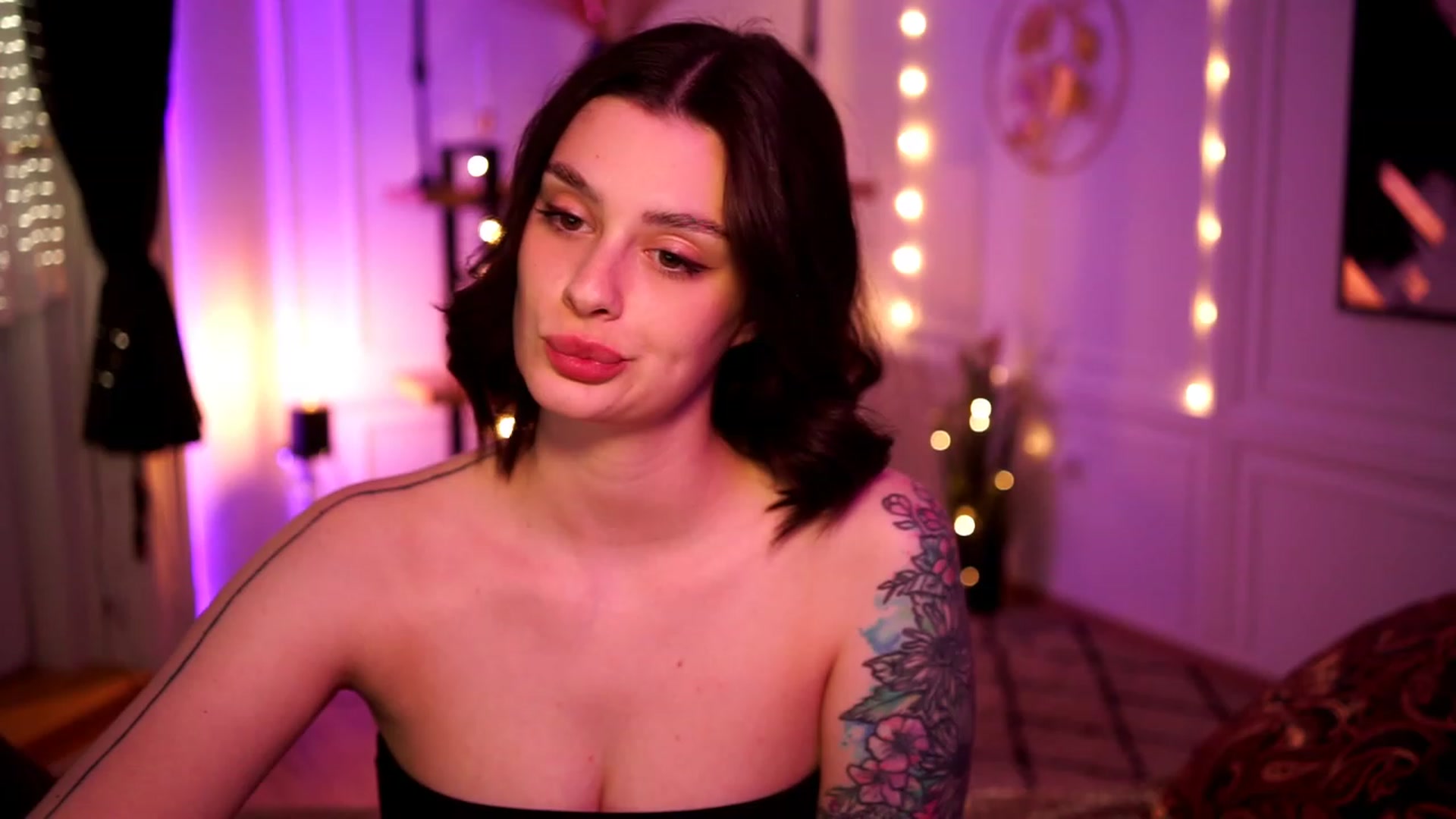 Gallery image thumbnail from lucynutty's myfreecams stream on, 04/27/2023, 17:25 image 14 of 20