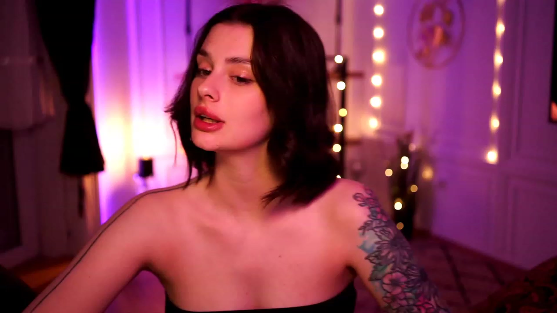 Gallery image thumbnail from lucynutty's myfreecams stream on, 04/27/2023, 20:08 image 6 of 20