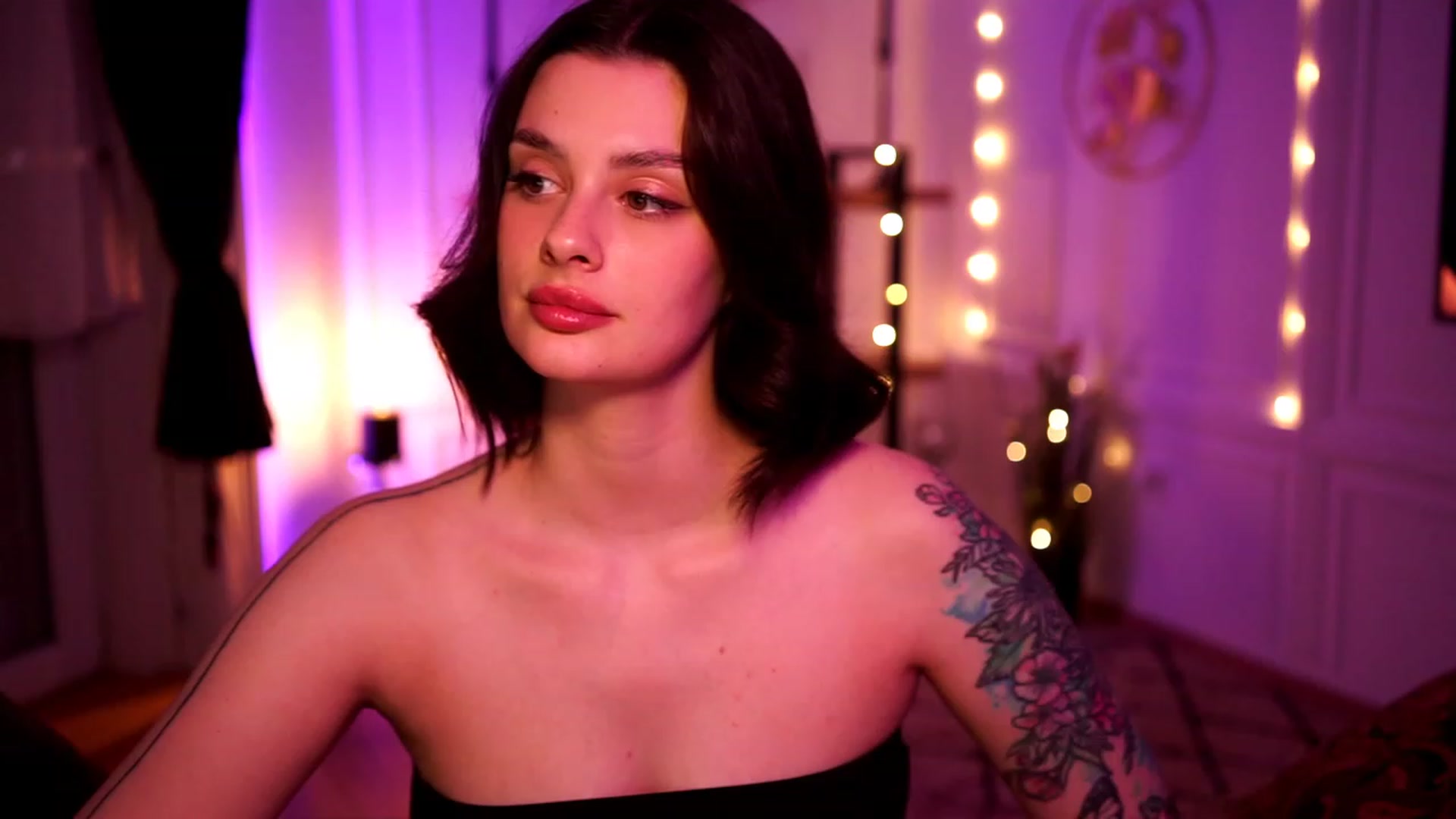 Gallery image thumbnail from lucynutty's myfreecams stream on, 04/27/2023, 20:08 image 4 of 20