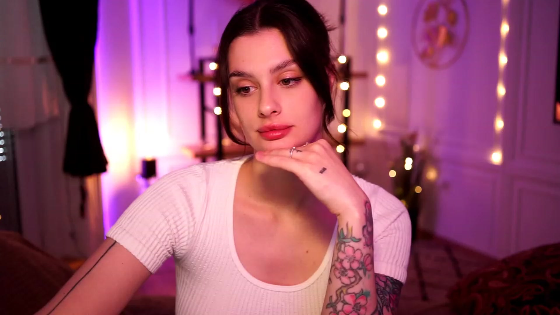 Gallery image thumbnail from lucynutty's myfreecams stream on, 04/28/2023, 10:18 image 13 of 20
