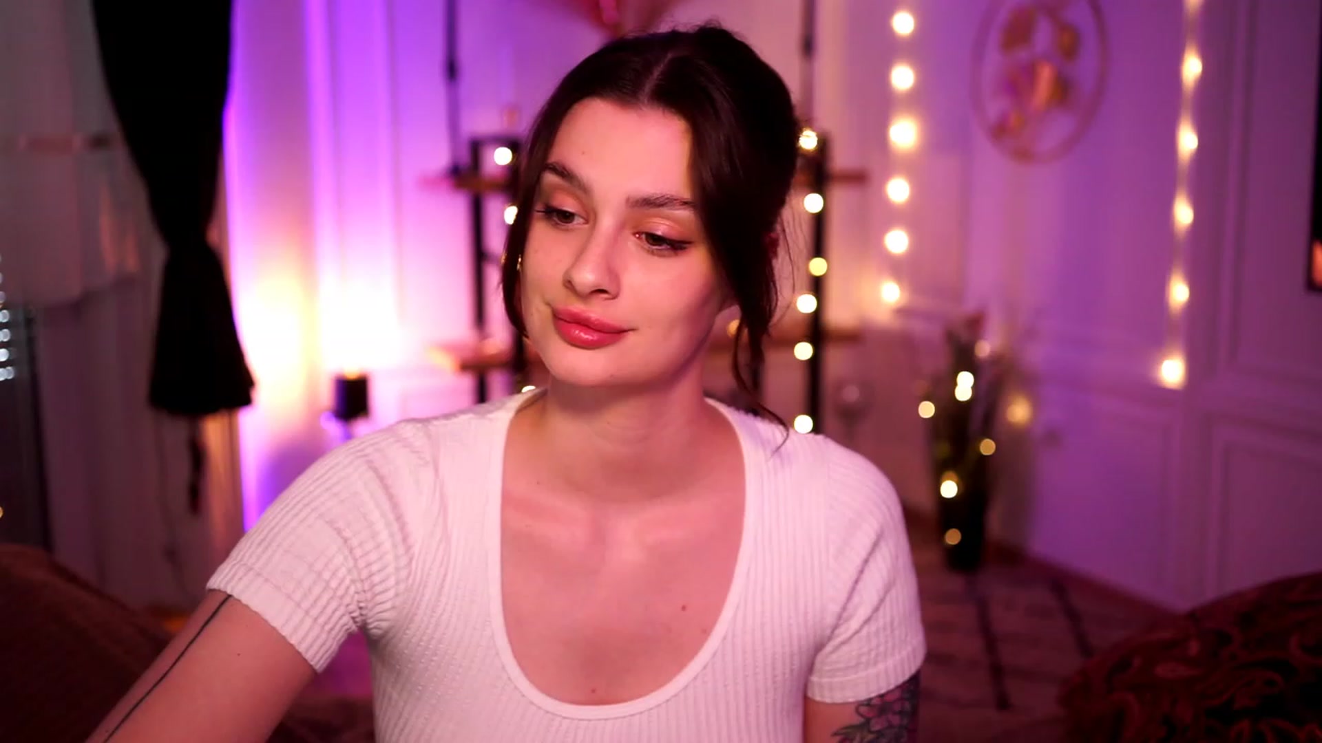 Gallery image thumbnail from lucynutty's myfreecams stream on, 04/28/2023, 10:18 image 12 of 20