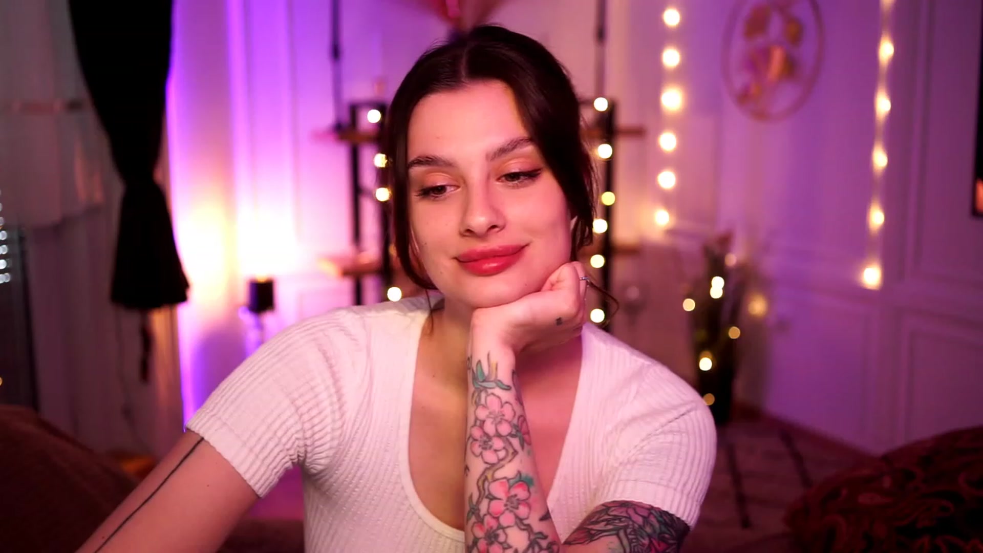 Gallery image thumbnail from lucynutty's myfreecams stream on, 04/28/2023, 10:18 image 14 of 20