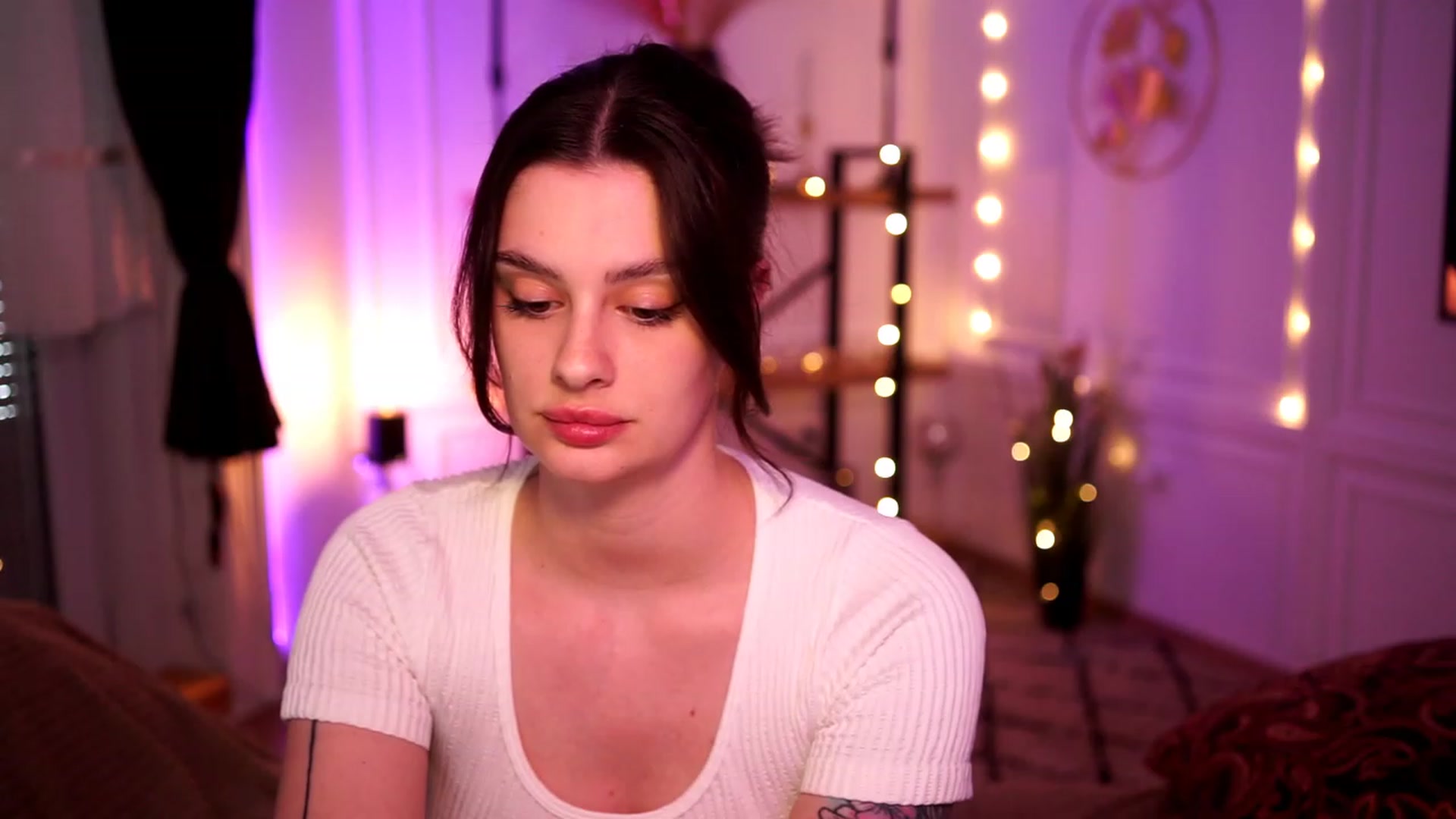 Gallery image thumbnail from lucynutty's myfreecams stream on, 04/28/2023, 13:14 image 4 of 20