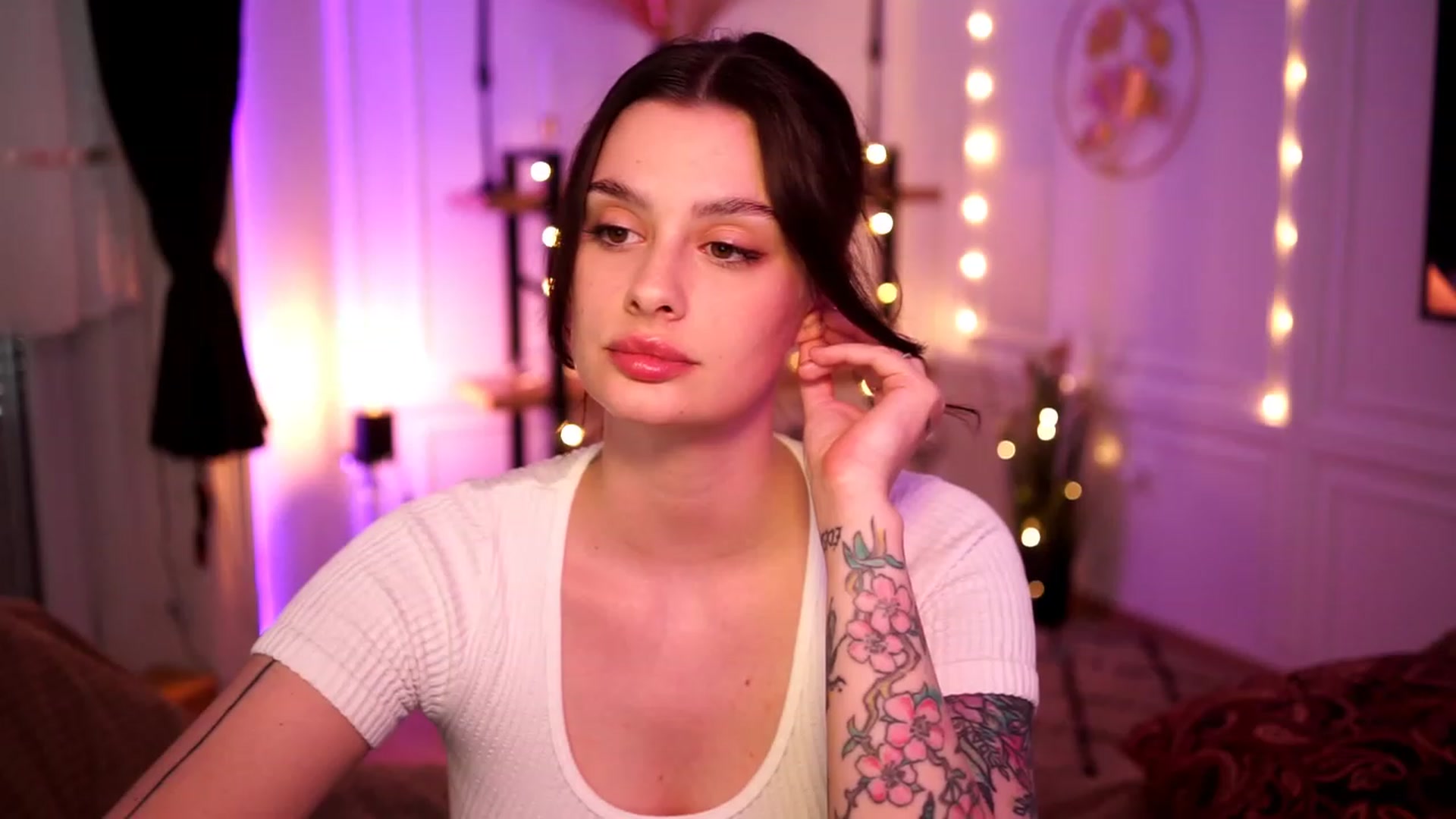 Gallery image thumbnail from lucynutty's myfreecams stream on, 04/28/2023, 14:31 image 13 of 20