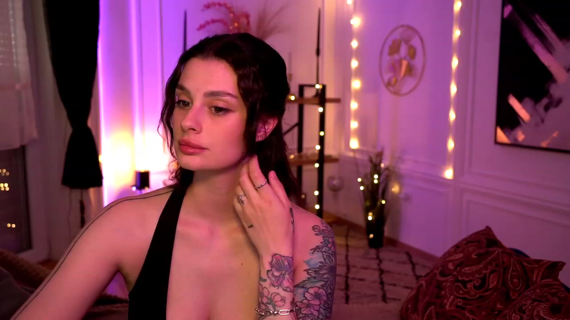 Gallery image thumbnail from lucynutty's myfreecams stream on, 05/05/2023, 16:18 image 16 of 20