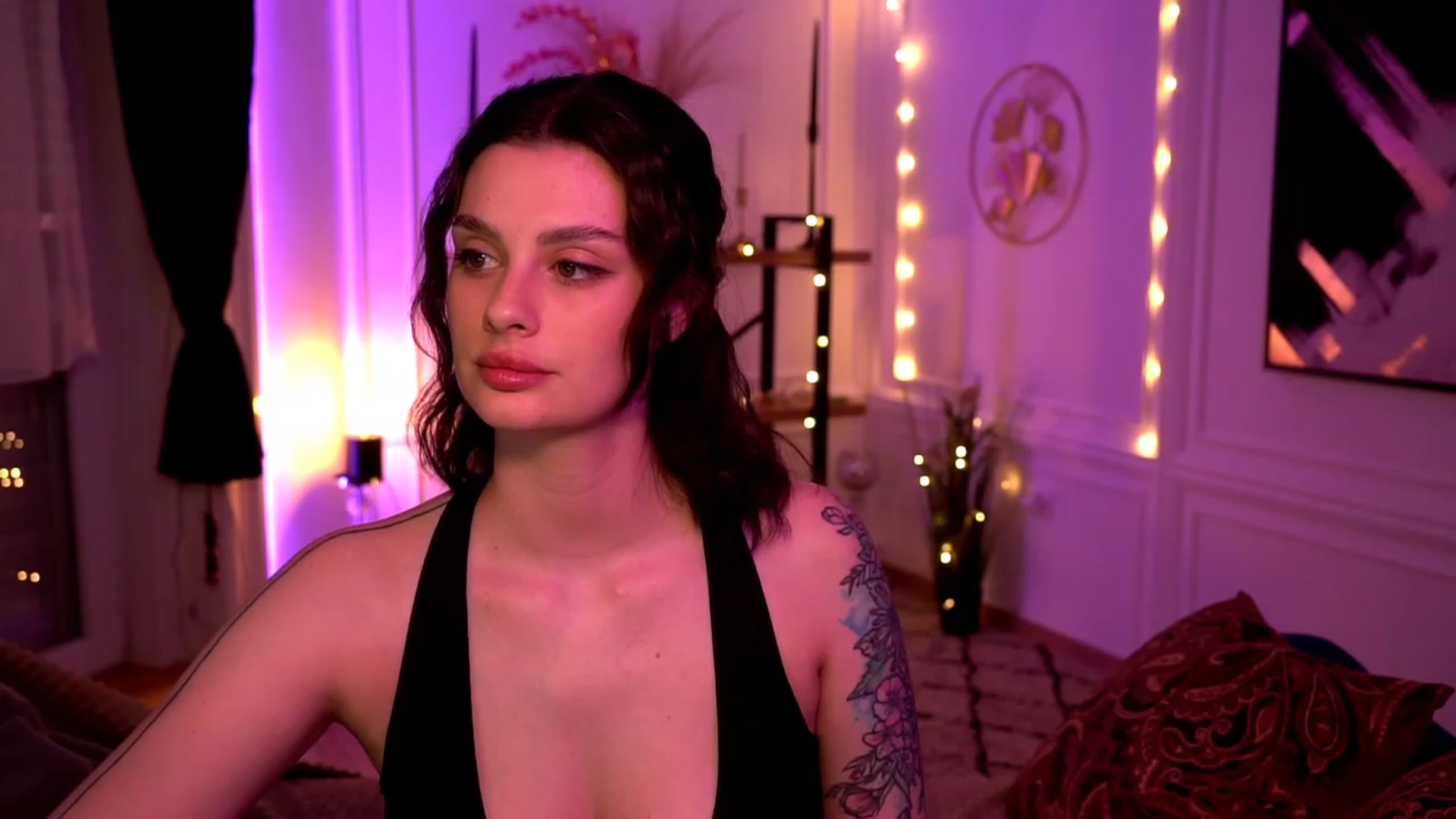Gallery image thumbnail from lucynutty's myfreecams stream on, 05/05/2023, 18:29 image 12 of 20