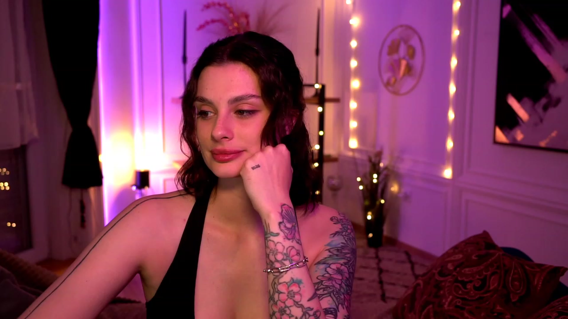 Gallery image thumbnail from lucynutty's myfreecams stream on, 05/05/2023, 18:29 image 16 of 20