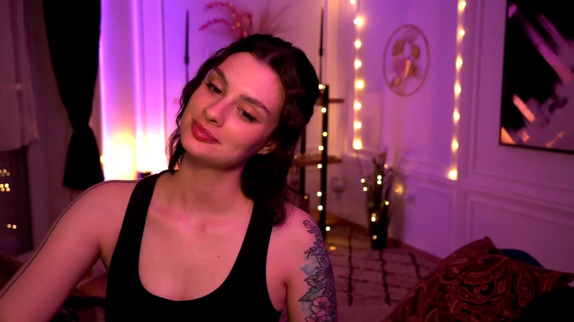 Gallery image thumbnail from lucynutty's myfreecams stream on, 05/05/2023, 20:15 image 17 of 20