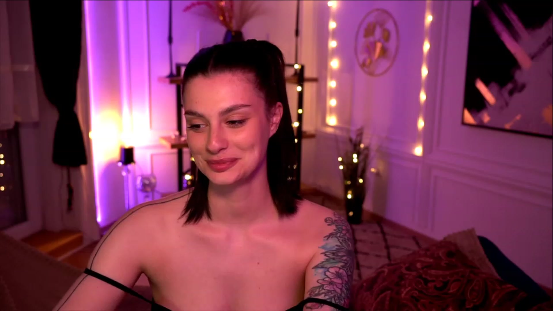 Gallery image thumbnail from lucynutty's myfreecams stream on, 05/11/2023, 20:01 image 8 of 20