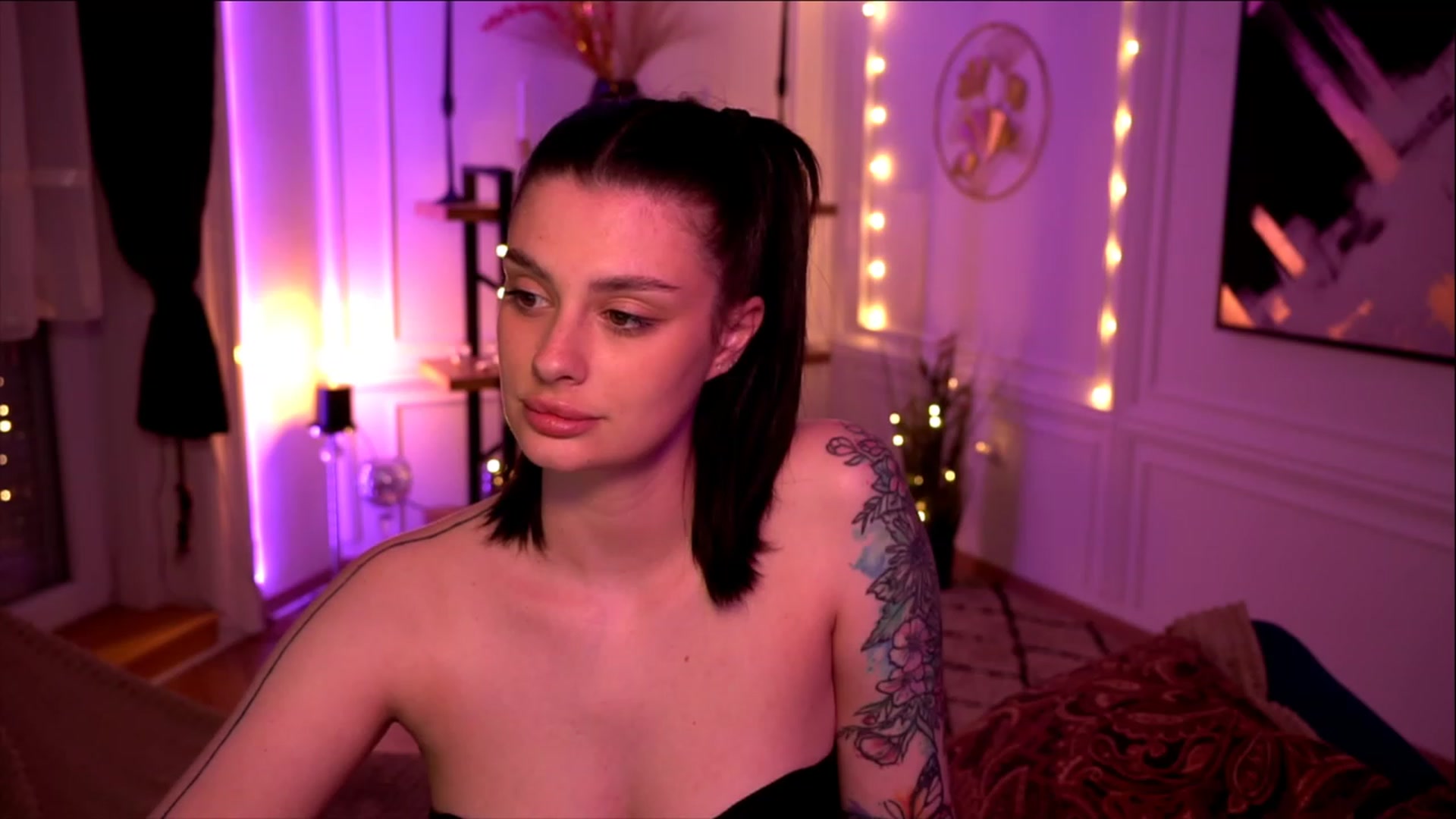 Gallery image thumbnail from lucynutty's myfreecams stream on, 05/11/2023, 20:01 image 10 of 20
