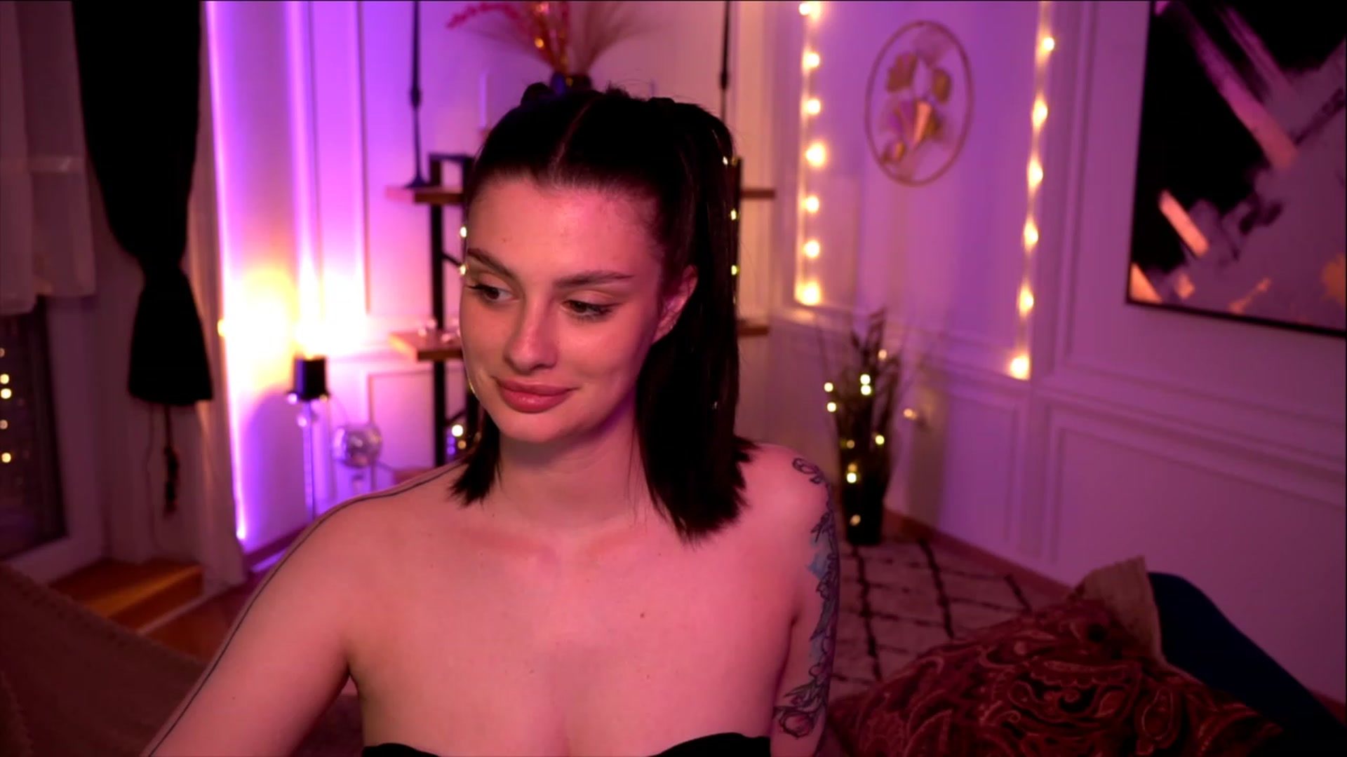 Gallery image thumbnail from lucynutty's myfreecams stream on, 05/11/2023, 20:01 image 15 of 20